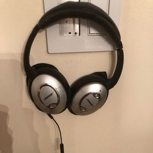 BOSE QuietComfort 15 headphones with noise cancellation